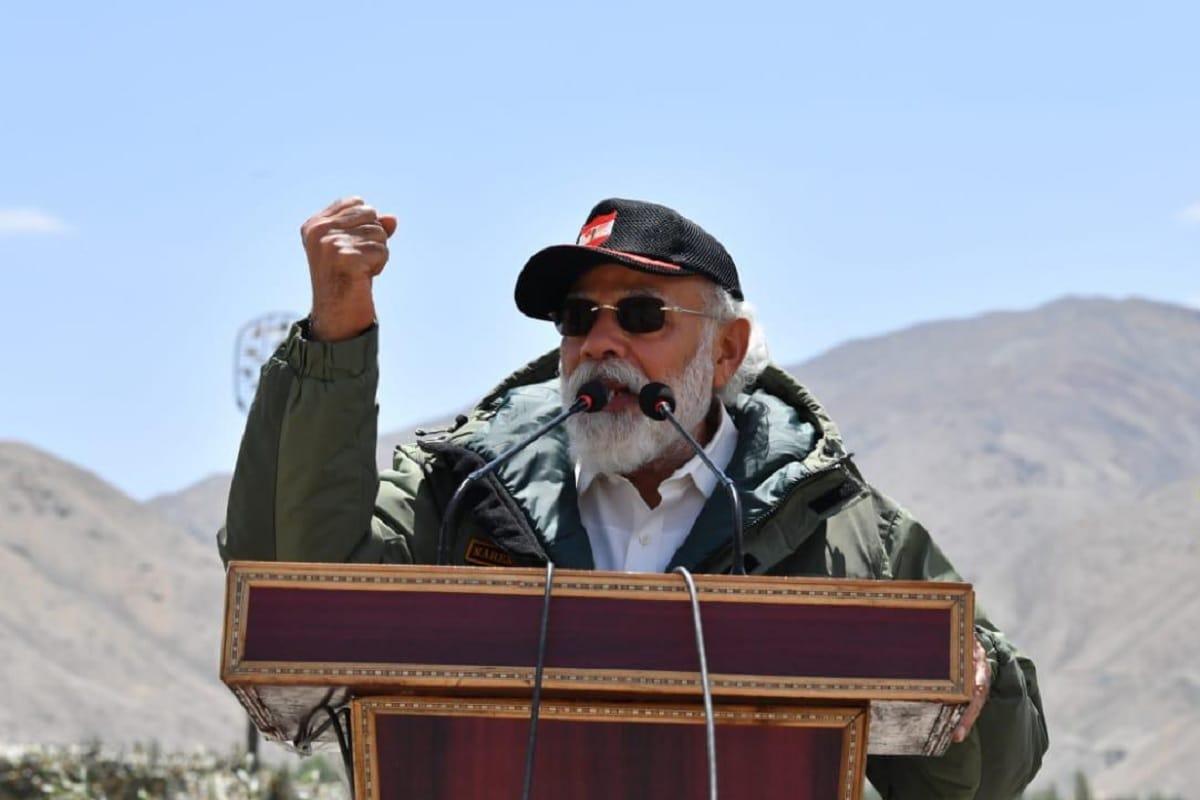 PM Narednra Modi Nimu Leh visit without any acclimatization amid tension with China, social media under surprise