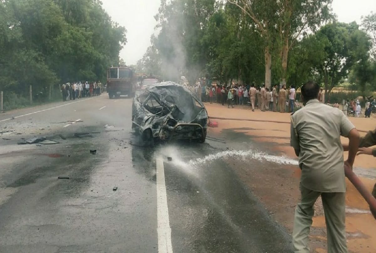 big road accident in hathras fire in car three died