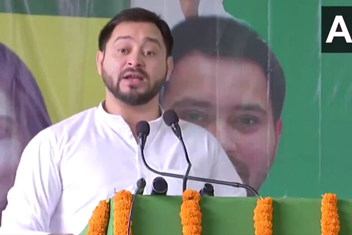 Slippers thrown at Tejashwi Yadav in an election campaign in Auranagabad Bihar