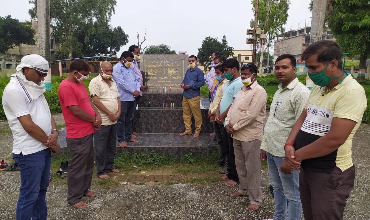Azamgarh police and Bharat Raksha Dal paid tribute to the martyrs of Kanpur