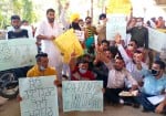 फीस बढ़ाने के विरोध में प्रदर्शन करते अभिभावक।    -संवाद