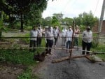 सोमाली कछुहिया गांव को सील कराते प्रशासन के लोग।