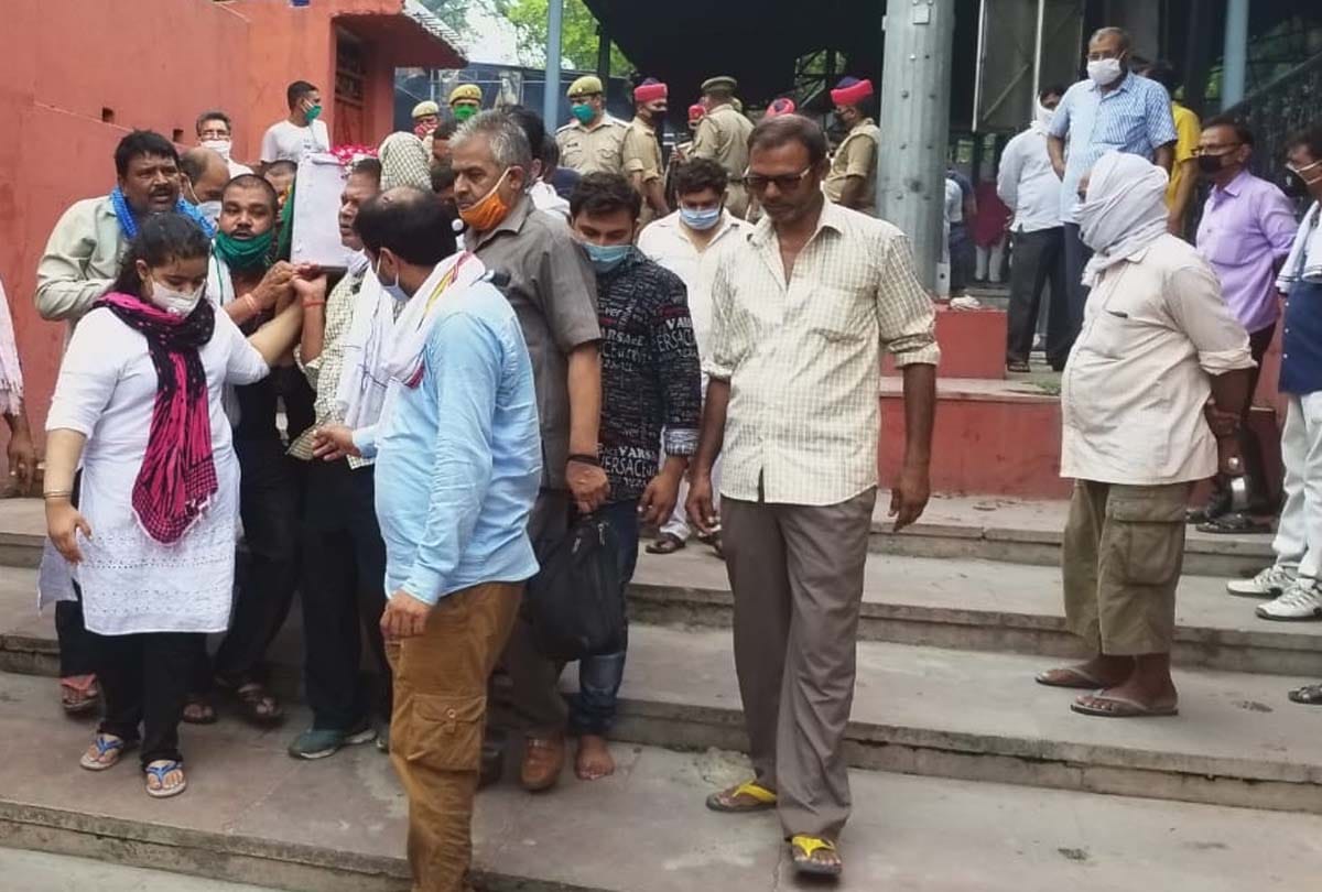 Kanpur Police Encounter News: Daughter gave fire to CO who was killed in an encounter