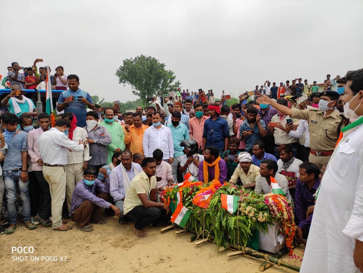 Bhadohi and Prayagraj DM gave final farewell to the martyred Police constable