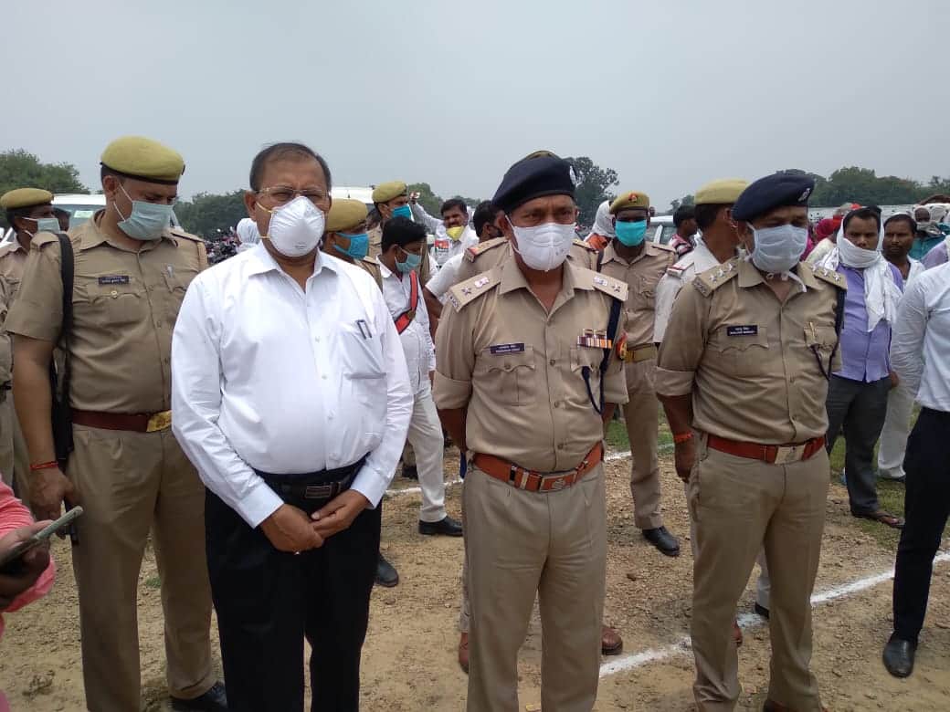 Bhadohi and Prayagraj DM gave final farewell to the martyred Police constable