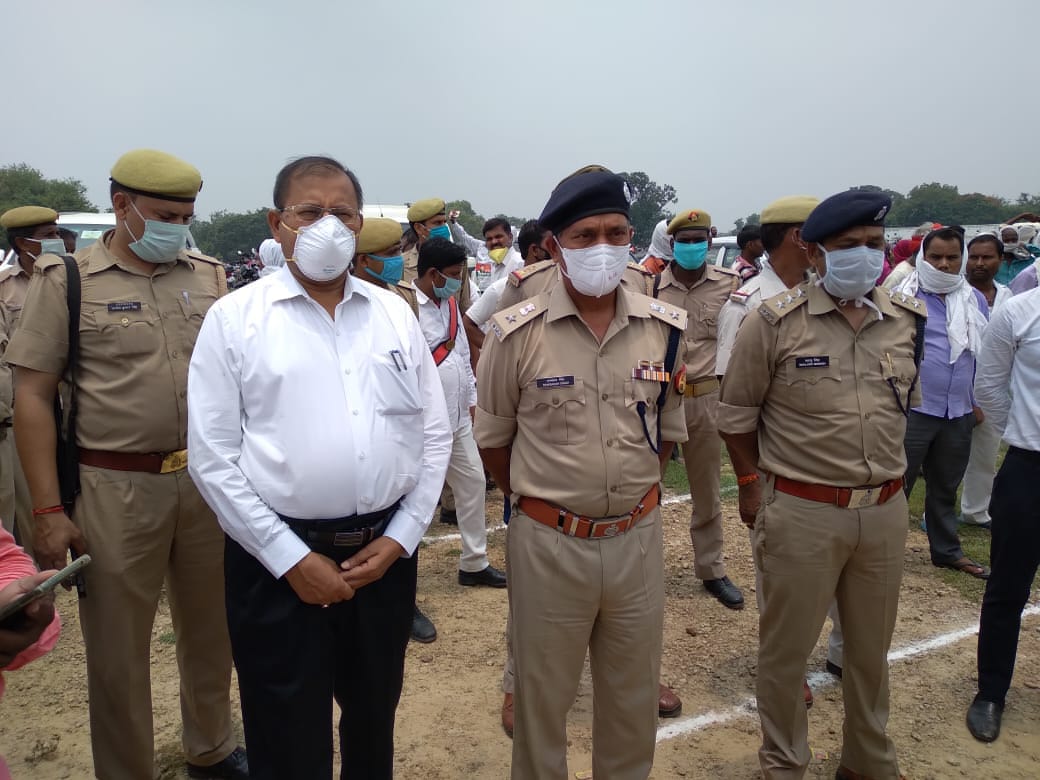 Bhadohi and Prayagraj DM gave final farewell to the martyred Police constable