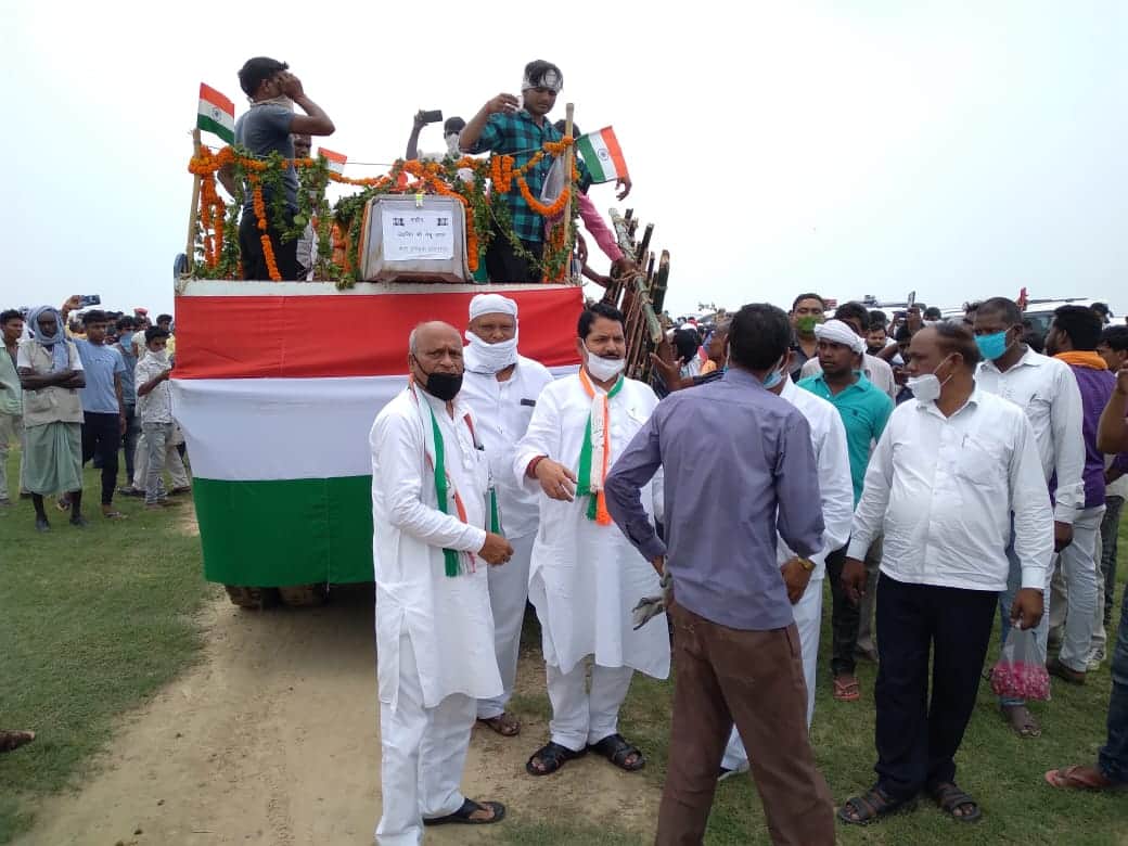 Bhadohi and Prayagraj DM gave final farewell to the martyred Police constable