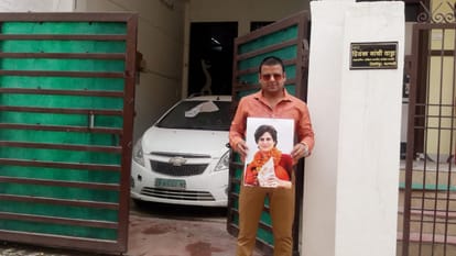 Congress worker gives accommodation for Priyanka Gandhi in Varanasi: