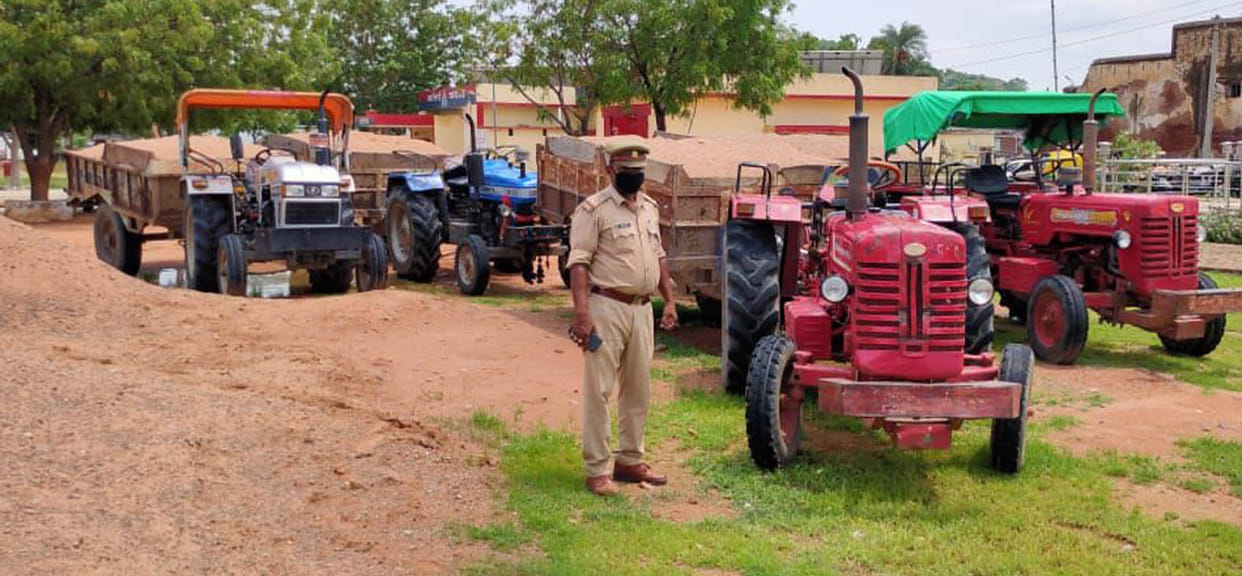 Three tractor drivers bringing illegal mining sand arrested