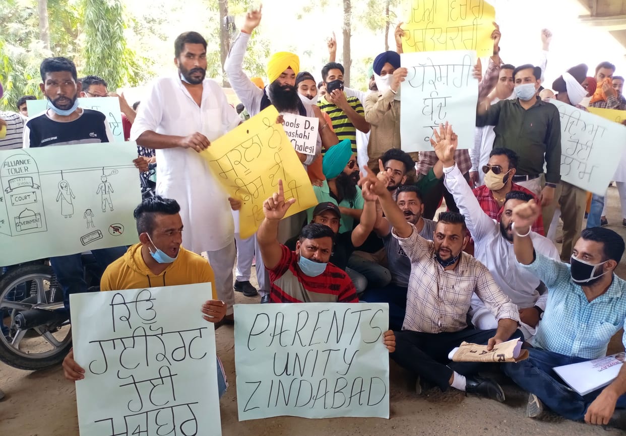 Parents descended against the fees of schools in the Corona era