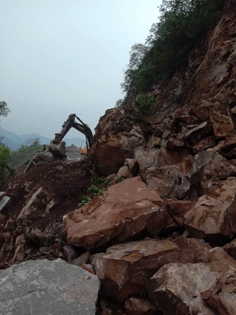 Chardham Yatra 2020 : landslide in badrinath, highway become dangerous for passengers