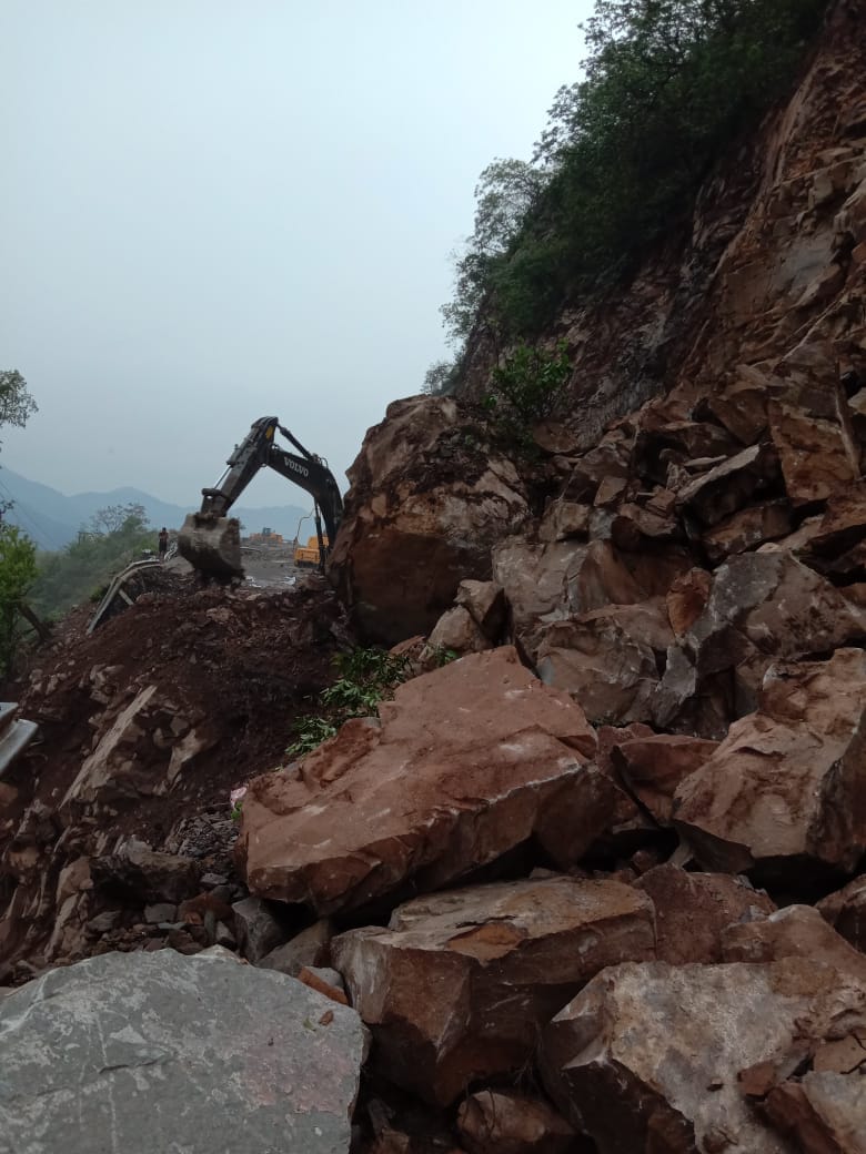 Chardham Yatra 2020 : landslide in badrinath, highway become dangerous for passengers
