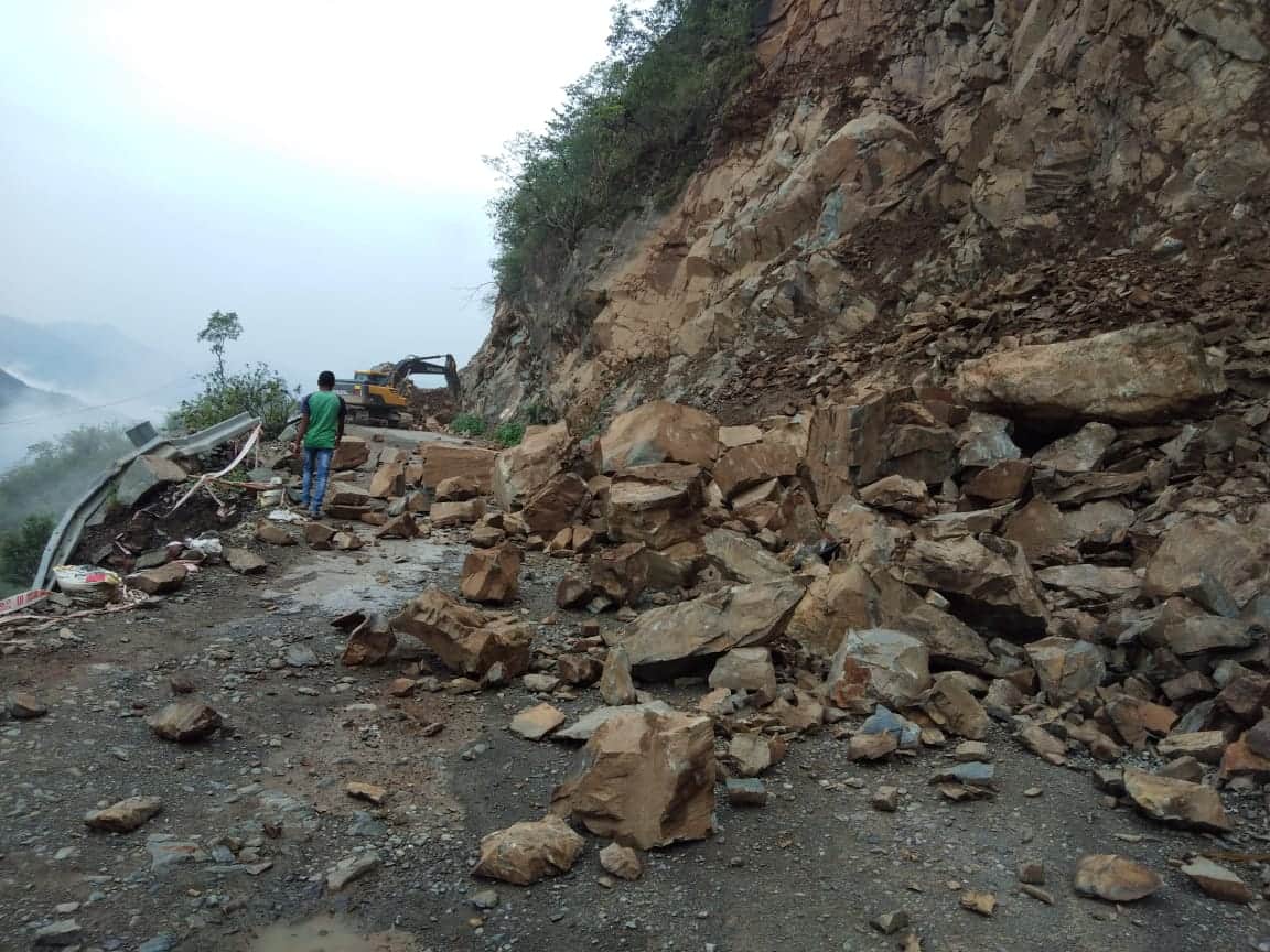 Chardham Yatra 2020 : landslide in badrinath, highway become dangerous for passengers