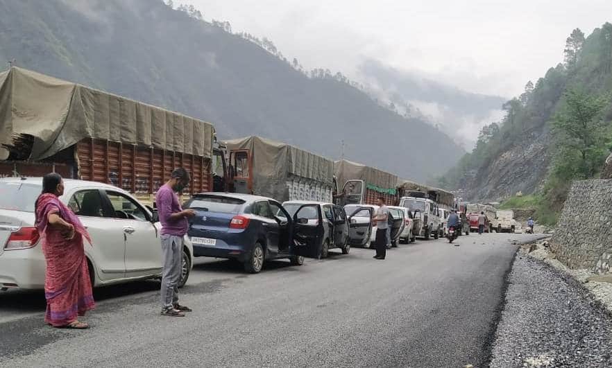Chardham Yatra 2020 : landslide in badrinath, highway become dangerous for passengers
