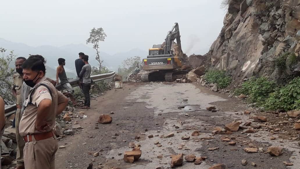 Chardham Yatra 2020 : landslide in badrinath, highway become dangerous for passengers