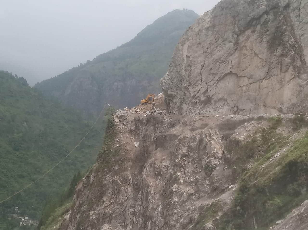 Chardham Yatra 2020 : landslide in badrinath, highway become dangerous for passengers