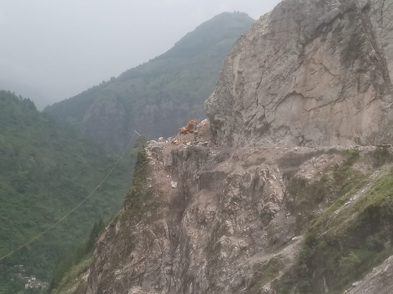 Chardham Yatra 2020 : landslide in badrinath, highway become dangerous for passengers