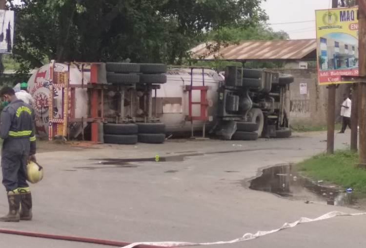 indane gas tanker met to an accident in sarojini nagar lucknow