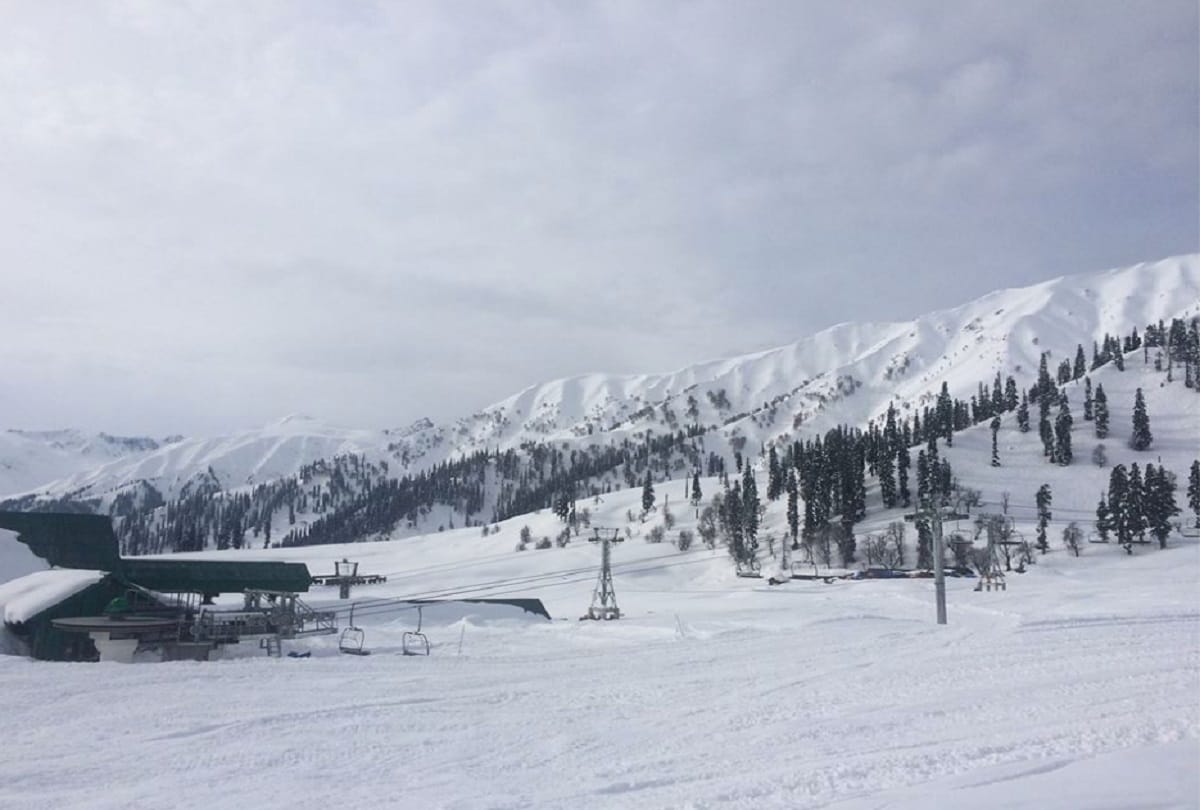 Gulmarg ready for tourists amid snowfall, preparations for national and international snow sports