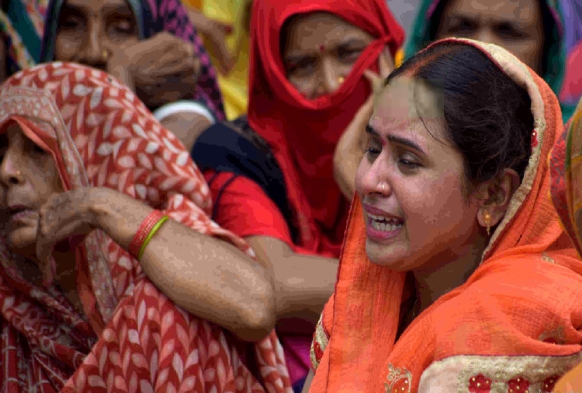 Holagarh Murder Case: murderers had stabbed on the neck of son-daughters and mother