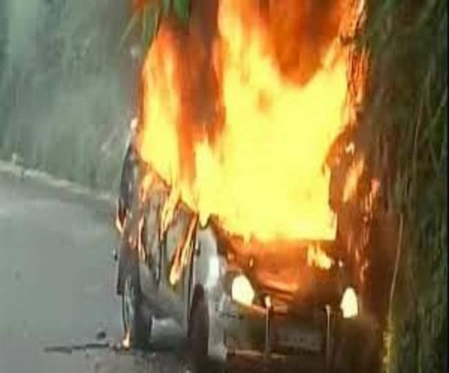 Hathras: Huge fire in van after hitting eco car, traumatic death of three