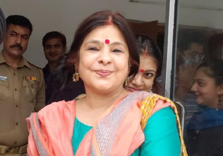 Malini Awasthi in Vindhyavasini temple in mirzapur