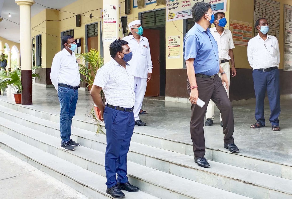 DM inspects Kovid help desk installed in Collectorate