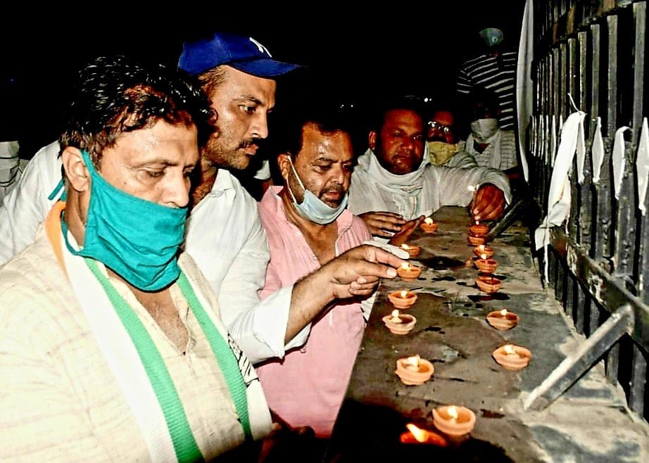 Congressmen paid tribute to the martyrs by lighting a lamp
