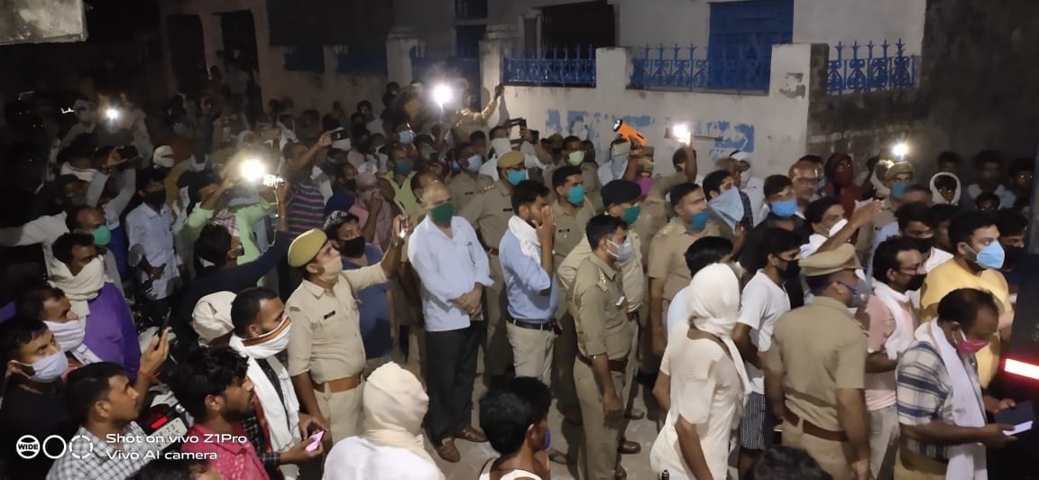 shaheed sipaahee ke antim sanskaar mein umada sailaab