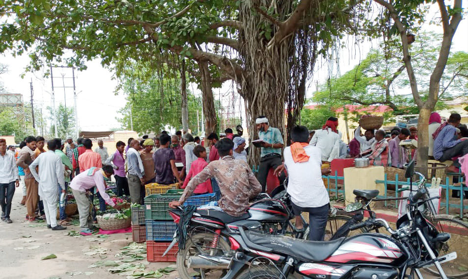 no implimentation of social distancing at galla mandi