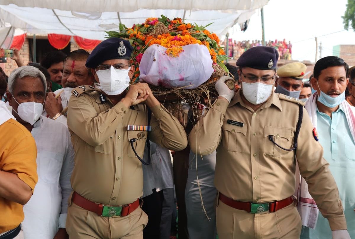 Agra police will give one day salary to the families of martyred policemen