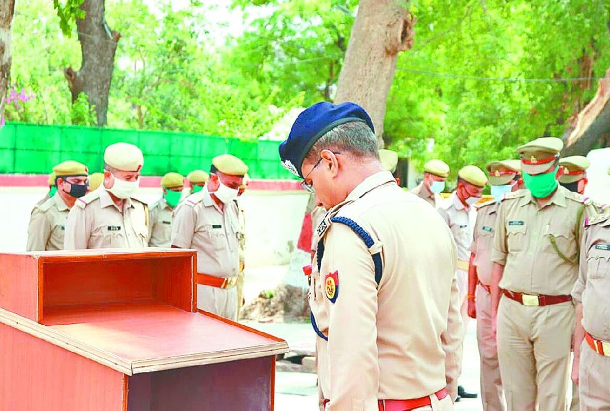 Agra police will give one day salary to the families of martyred policemen