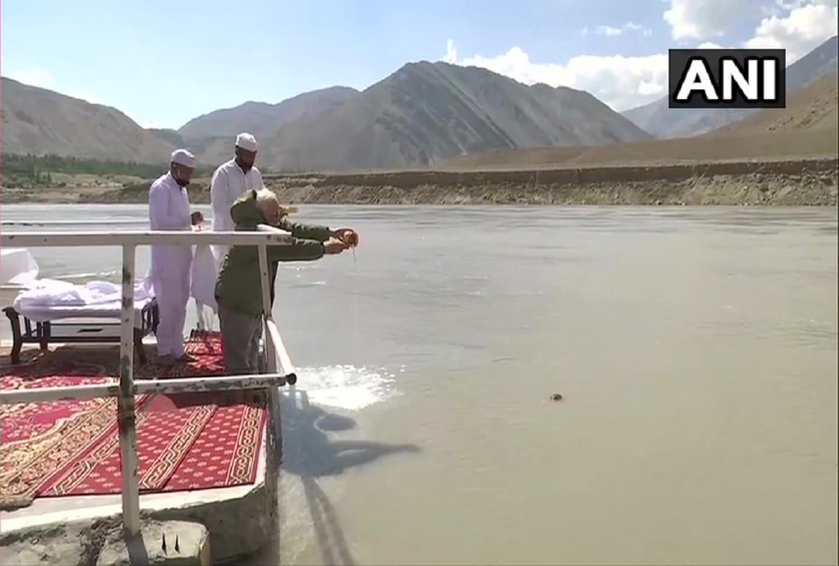PM Narendra Modi performed Sindhu Darshan puja at Nimu the forward brigade place in Ladakh