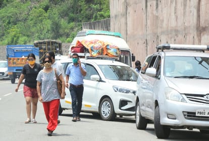 People from outside states reached Parwanoo barrier, queue of vehicles up to 500 meters