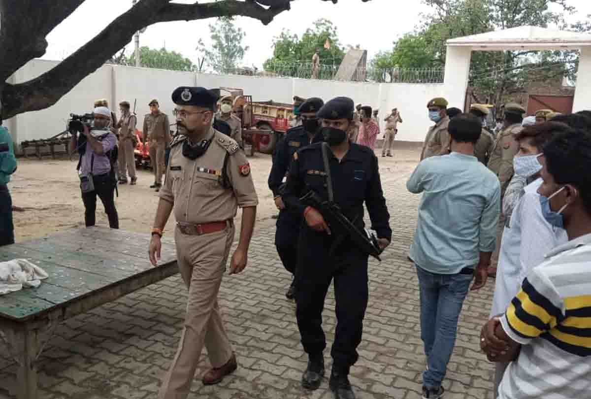 Eight policemen trapped in Vikas Dubey's house