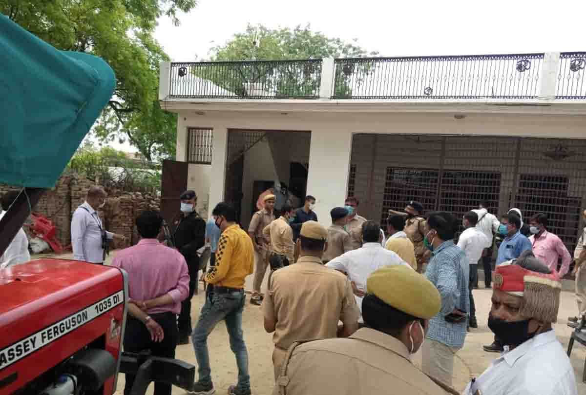 Eight policemen trapped in Vikas Dubey's house