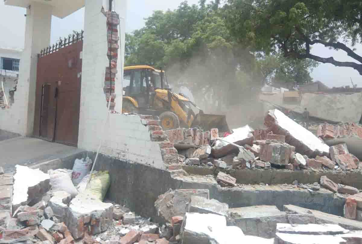 vikas dubey's house demolished