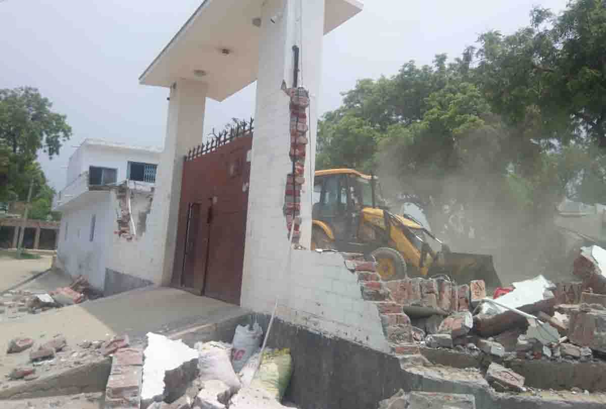vikas dubey's house demolished