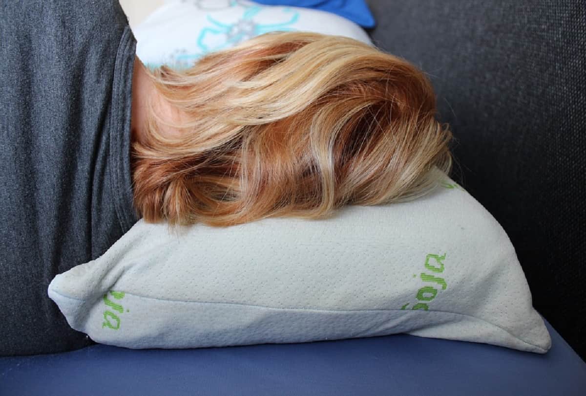 Pillow Related Disease These Diseases Can Cause due to Pillow including Pimples and Fever