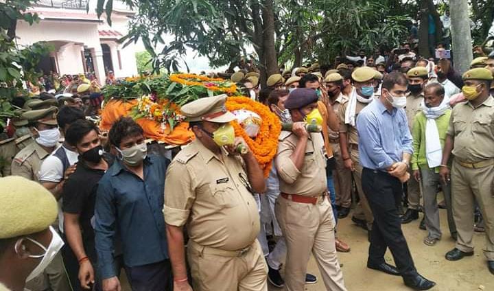 Kanpur Encounter: Shaheed Daroga Anoop Singh merged in Panchatattva, SP, CDO gave shoulder to body
