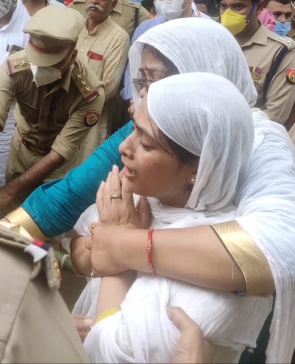 Kanpur Encounter: Shaheed Daroga Anoop Singh merged in Panchatattva, SP, CDO gave shoulder to body