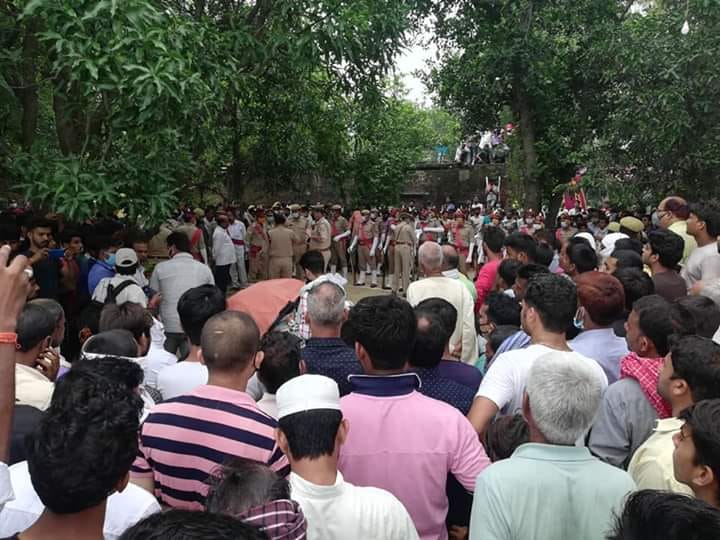 Kanpur Encounter: Shaheed Daroga Anoop Singh merged in Panchatattva, SP, CDO gave shoulder to body