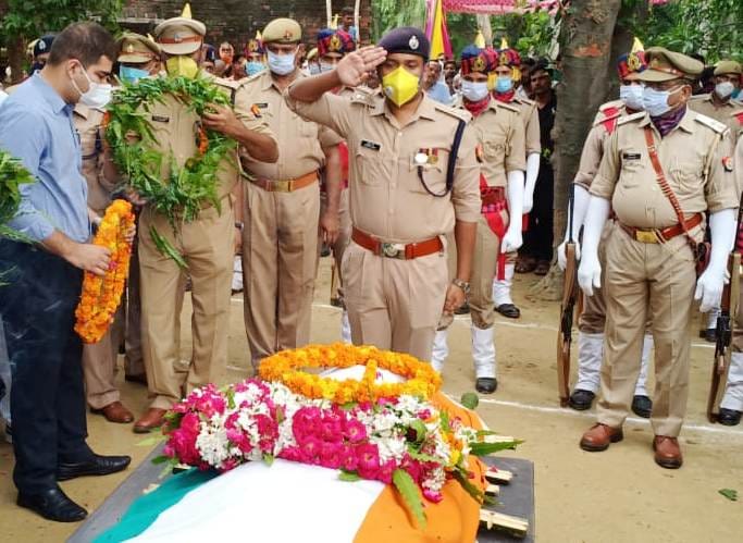 Kanpur Encounter: Shaheed Daroga Anoop Singh merged in Panchatattva, SP, CDO gave shoulder to body