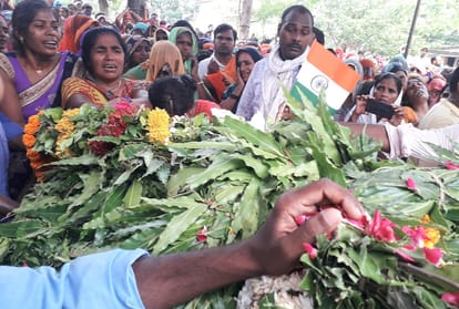 Kanpur Encounter: Last rites of martyr Daroga Nebbulal, DM, ADG handed over the dead body in hot weather