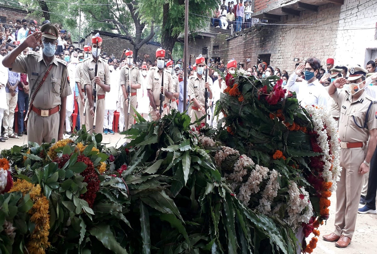 Kanpur Encounter: Last rites of martyr Daroga Nebbulal, DM, ADG handed over the dead body in hot weather