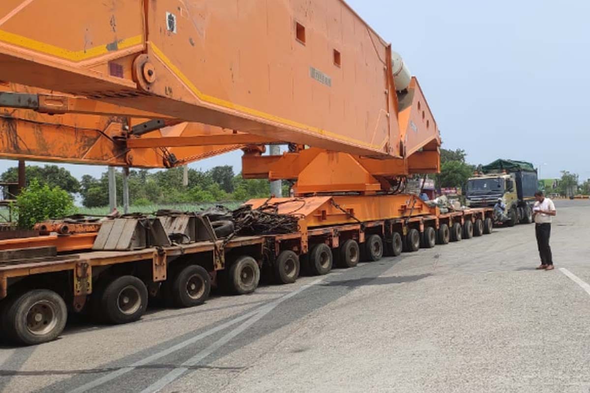 More then two hundred wheels truck going from Haridwar to Gujarat creates trouble at meerut Toll plaza