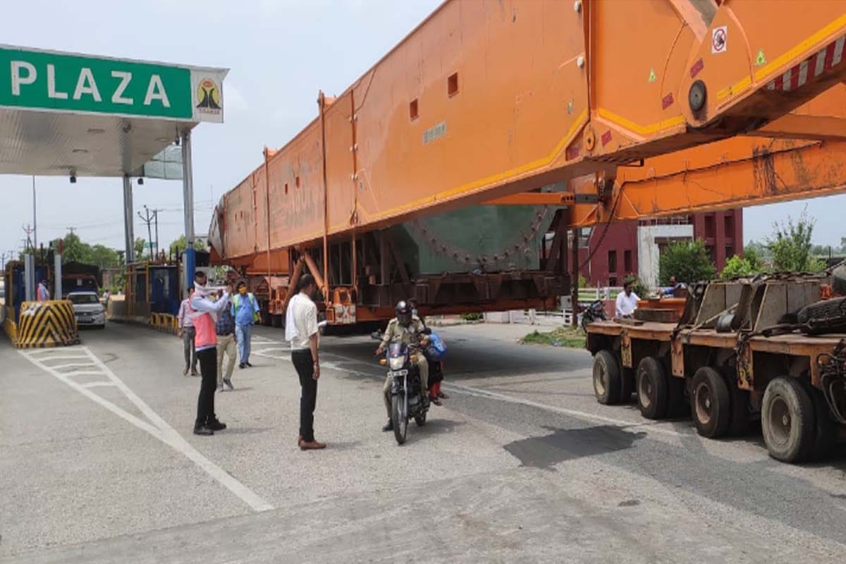 More then two hundred wheels truck going from Haridwar to Gujarat creates trouble at meerut Toll plaza