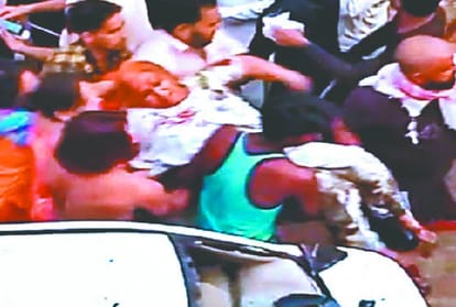 Drunken driver attacked the car on the woman