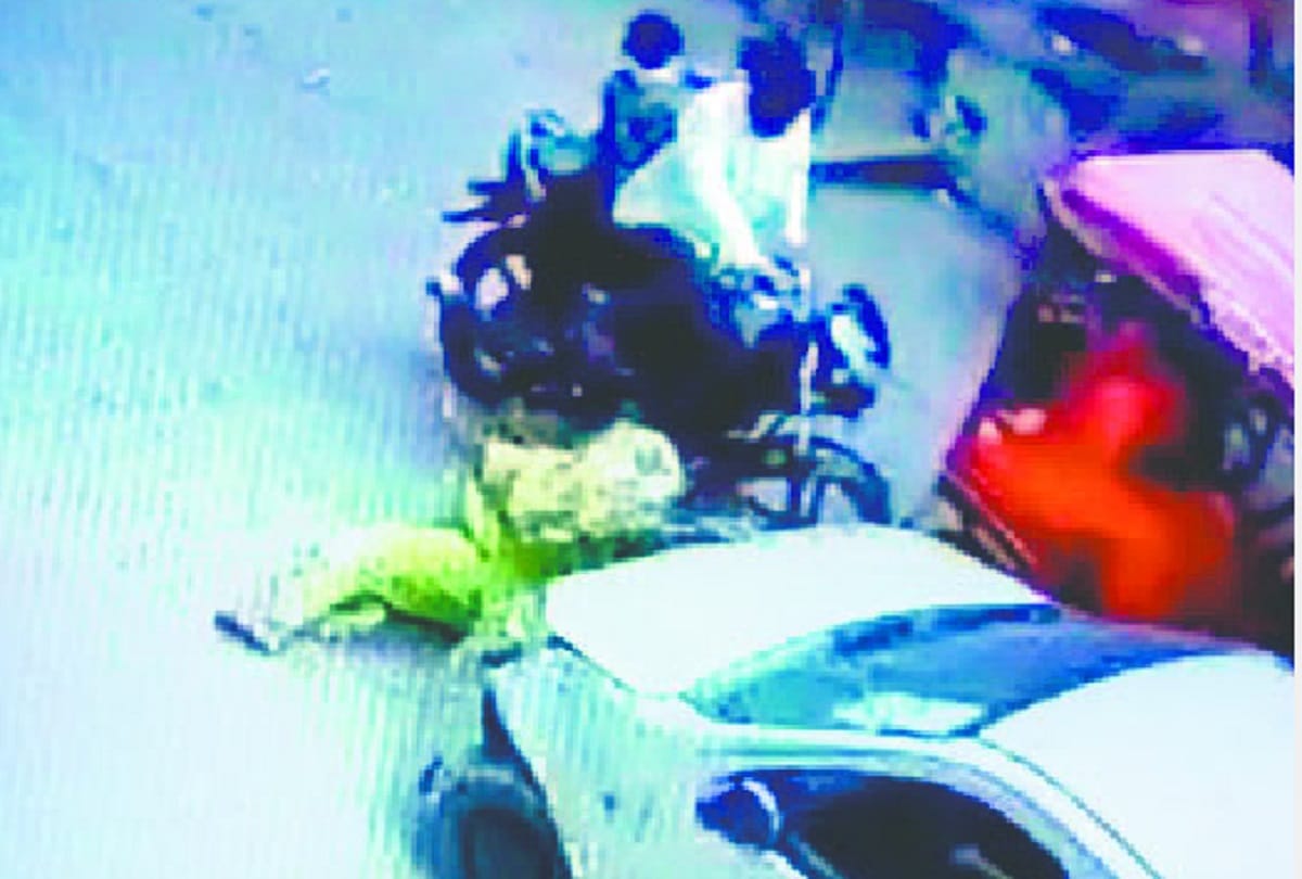 Drunken driver attacked the car on the woman