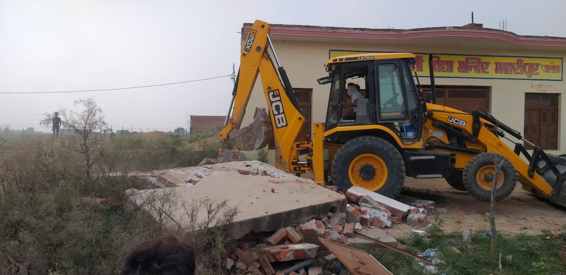 Administration demolishes raw and pakke constructions